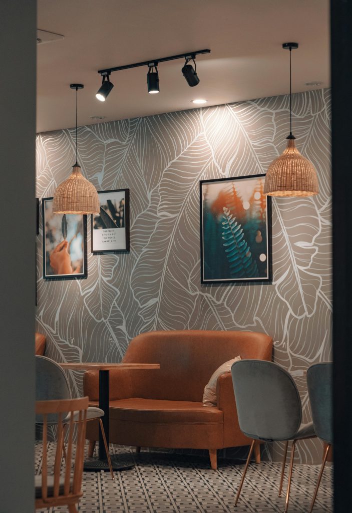 šinska rasveta i dekorativne visilice u modernom kafe-enterijeru