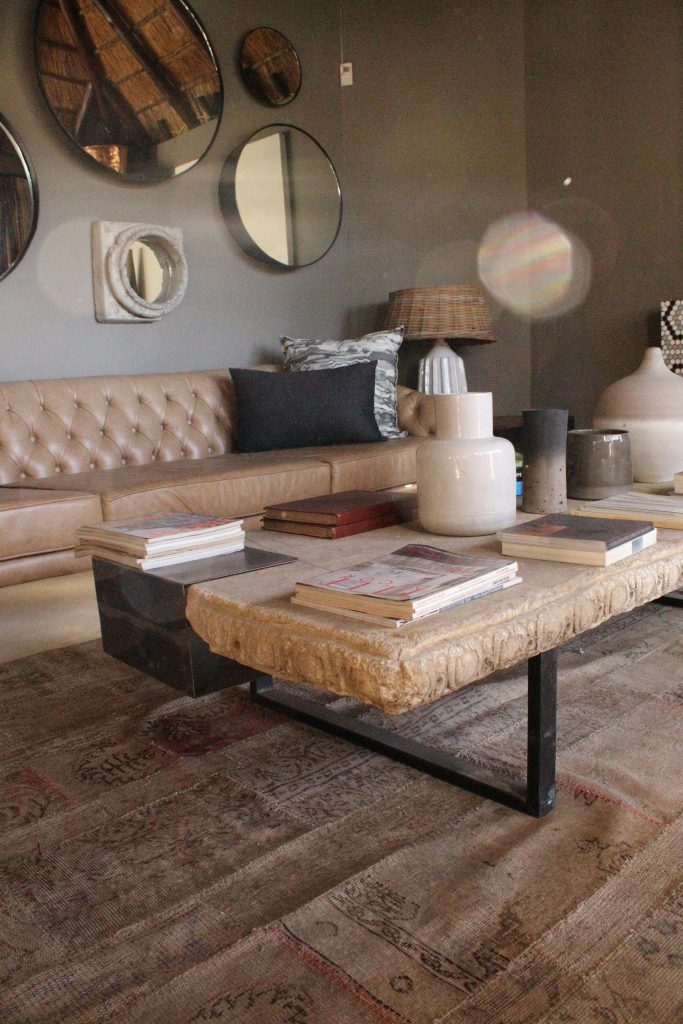 Zidna ogledala u dnevnoj sobi stvaraju efekat optičkog proširenja prostora