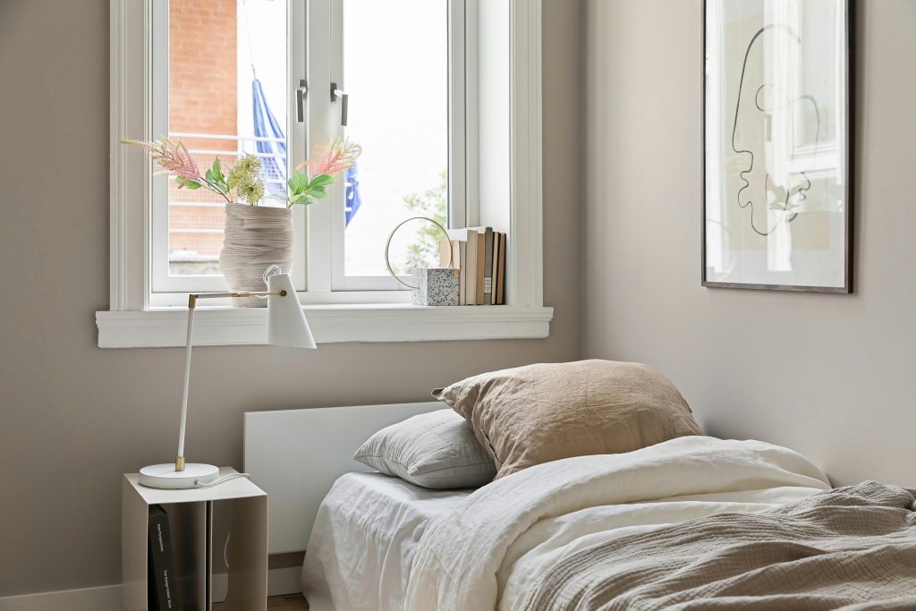 Svetla i minimalistička spavaća soba sa prirodnim svetlom i neutralnim bojama koje proširuju prostor