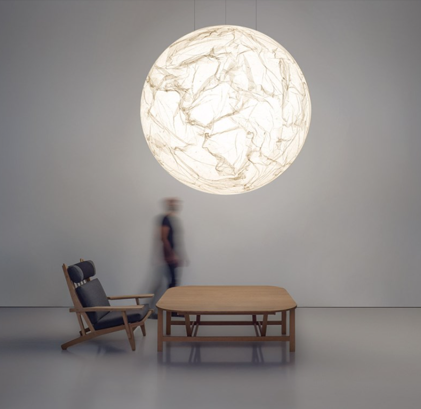 Moon viseća lampa koja emituje toplo svetlo, podseća na mesečinu