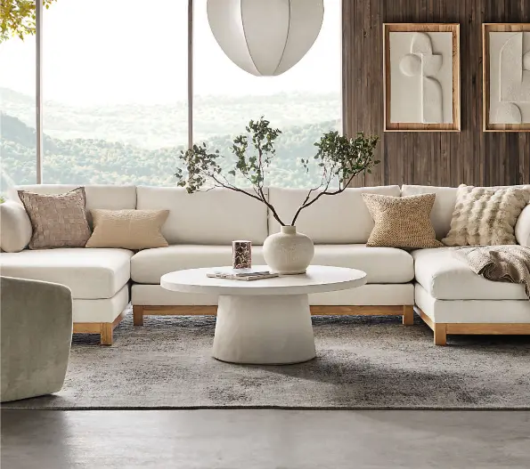 Keramički klub sto u savremenom minimalističkom enterijeru sa elementima organičkog modernizma.