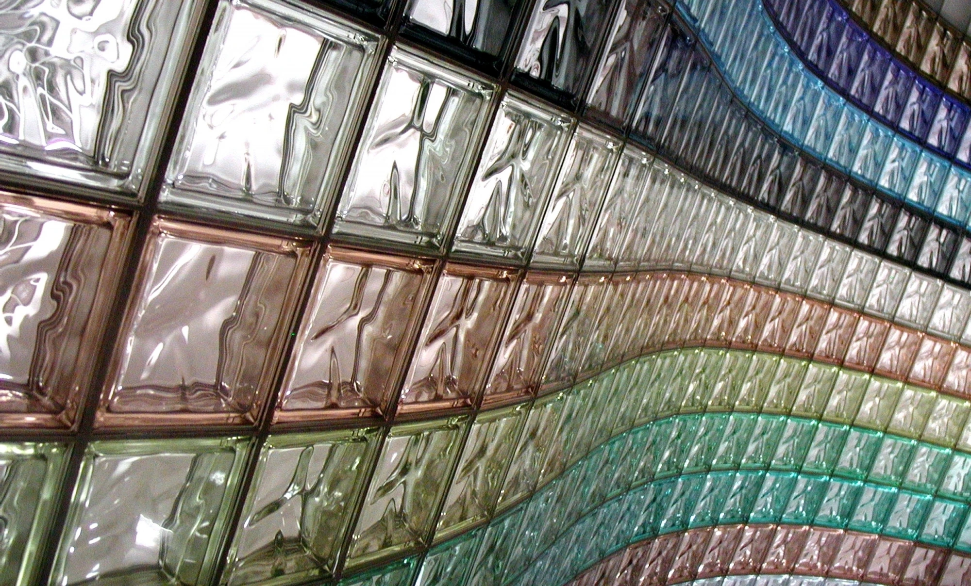 Zid izrađen od staklenih prizmi specijalnih oblika sa dekorativnim i raspršenim osvetljenjem.